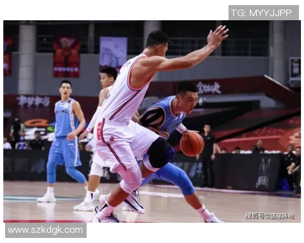 八一队与广东队激战正酣WCBA联赛精彩对决引发球迷热议 八一队与广东队激战正酣WCBA联赛精彩对决引发球迷热议