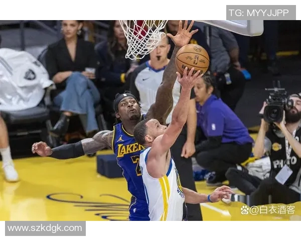 76人湖人今冬对决解析:明星球员表现与战术博弈的精彩较量 76人湖人今冬对决解析:明星球员表现与战术博弈的精彩较量