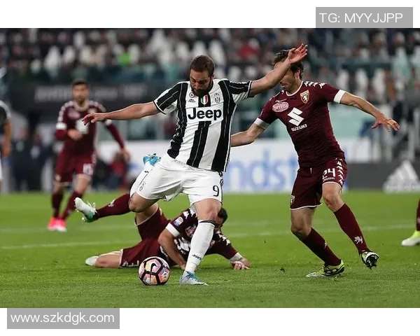 英超赛场上AC米兰迎战都灵球队的精彩对决分析与展望